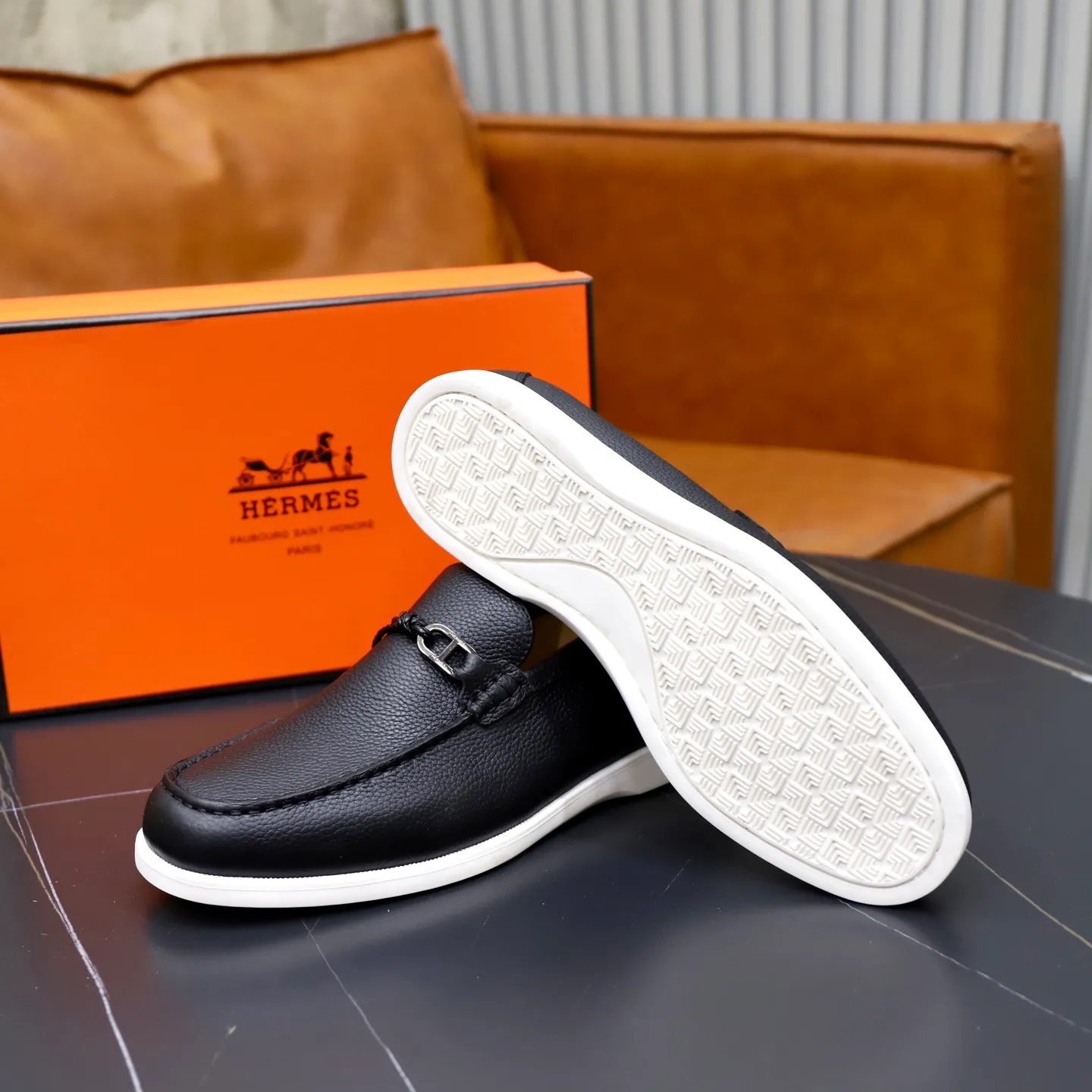 Ex-factory price: 560💰Hermès/Hermès slip-on men's shoes. This shoe is made of imported pebbled cowhide. It has simple and smooth lines and is combined with aerodynamically designed 3CM rubber foam ultra-light soles! Youthful and fashionable, classic H-shaped hardware buckle decoration, calf lining gently wraps the feet, with logo cowhide feet, casual and urban style, highlighting youthful vitality, sports and leisure version, super versatile, code number: 38-39-40-41-42-43-44 standard leather shoe size (45 can be customized but does not support returns)